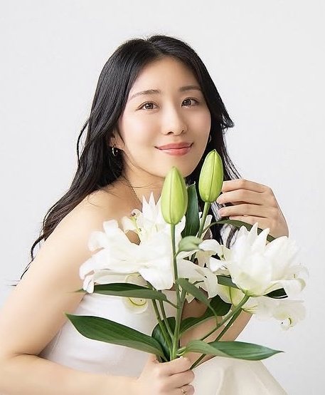 白いユリを抱えるErina